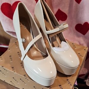 NIB Mix No. 6 Glossy Cream Heels